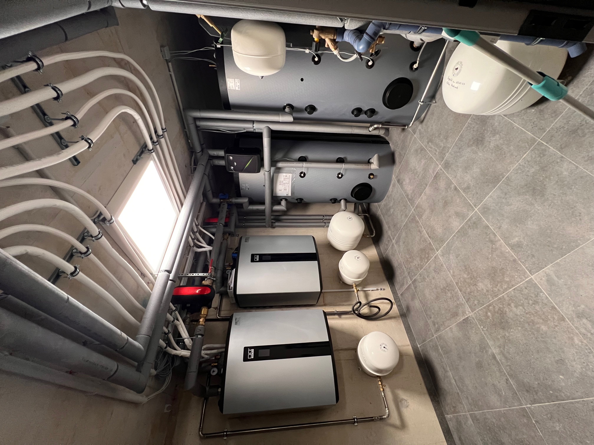 Heizungsanlage mit Luft-Wärmepumpe im Technikraum