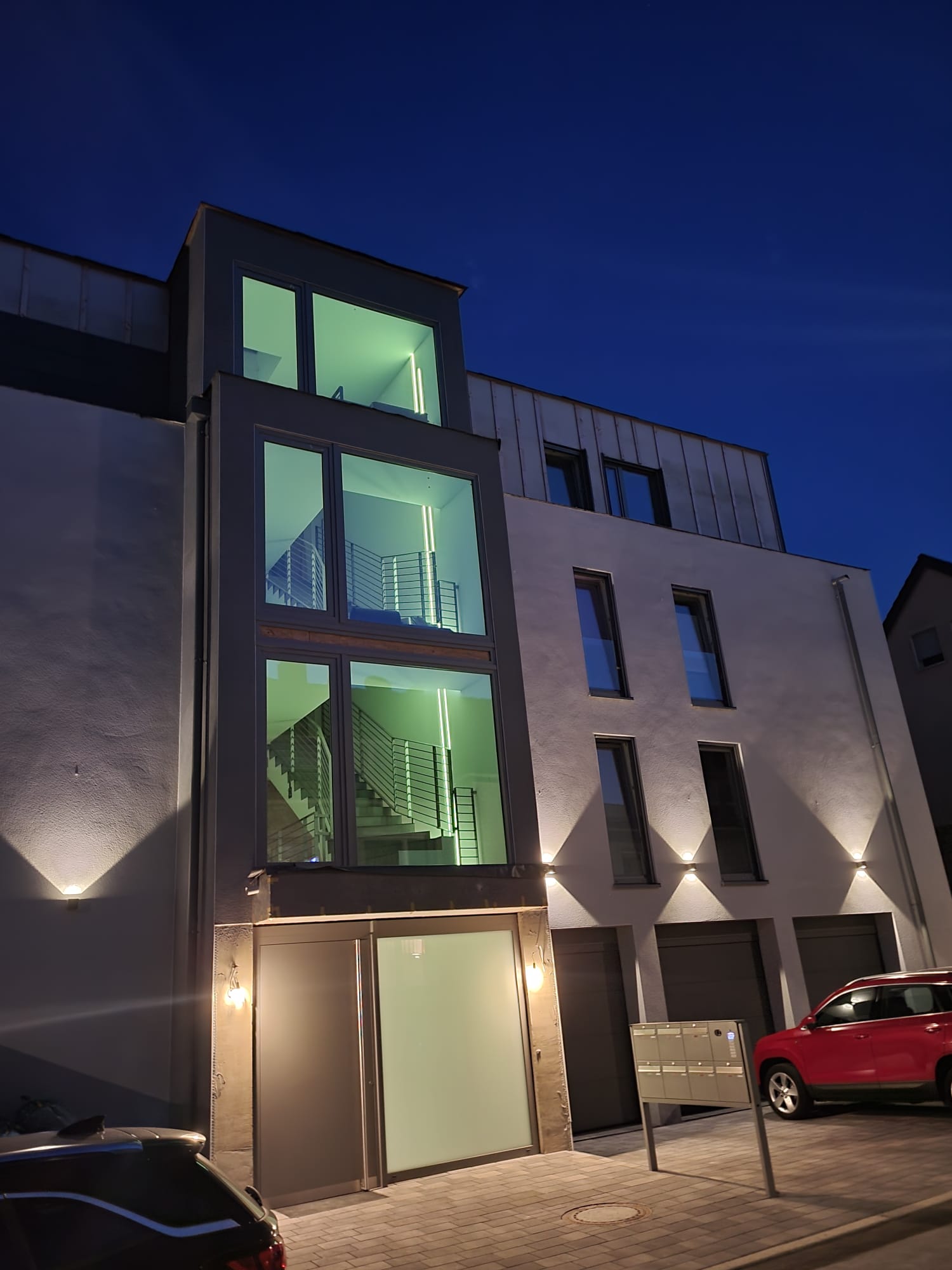 Gebäude bei Nacht mit Beleuchtung