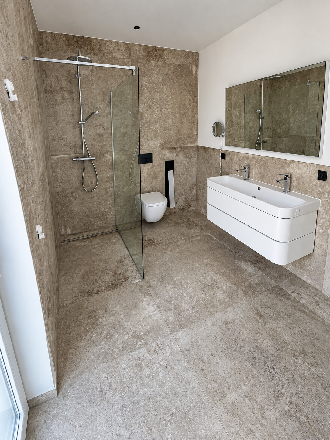 Bad mit Walk-in-Dusche, Wand-WC und Doppelwaschtisch in Naturstein-Optik