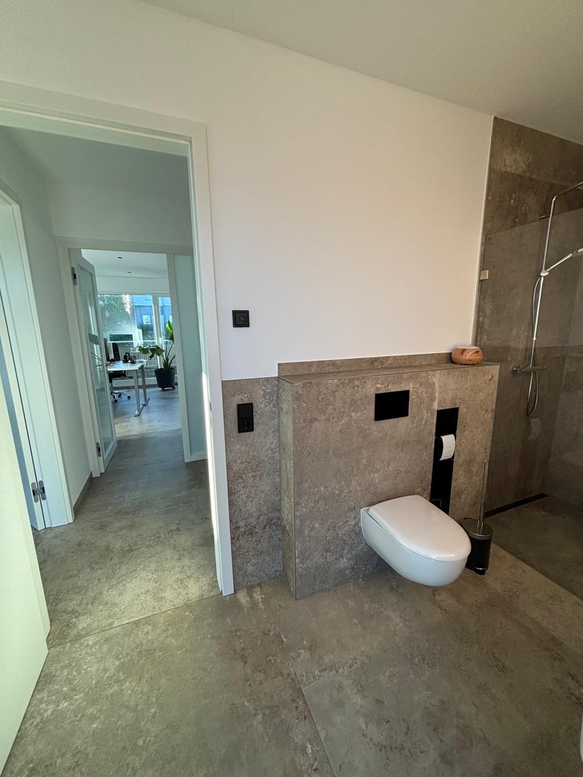 Wand-WC und bodengleiche Dusche