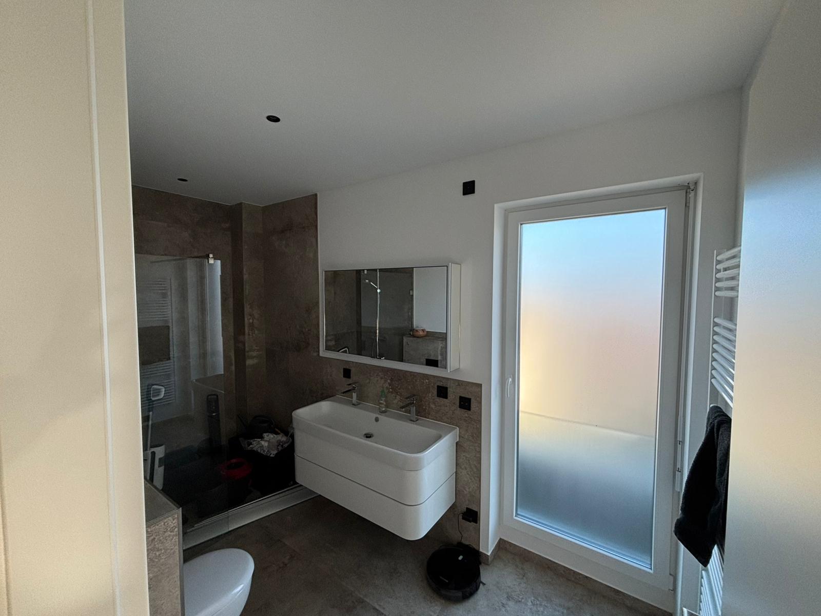 Badezimmer mit Dusche und Heizkörper