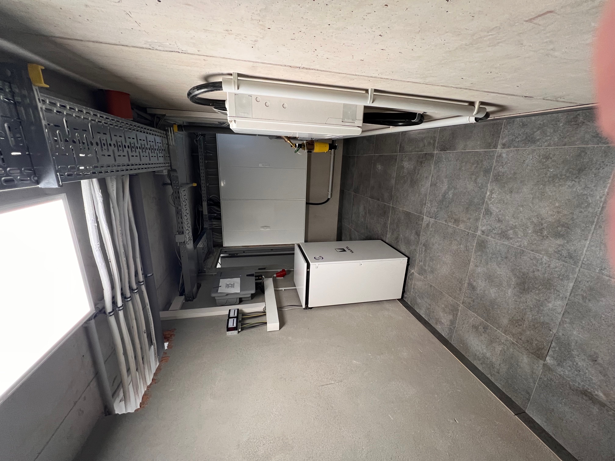Anschlussraum mit 20 kW Batteriespeicher