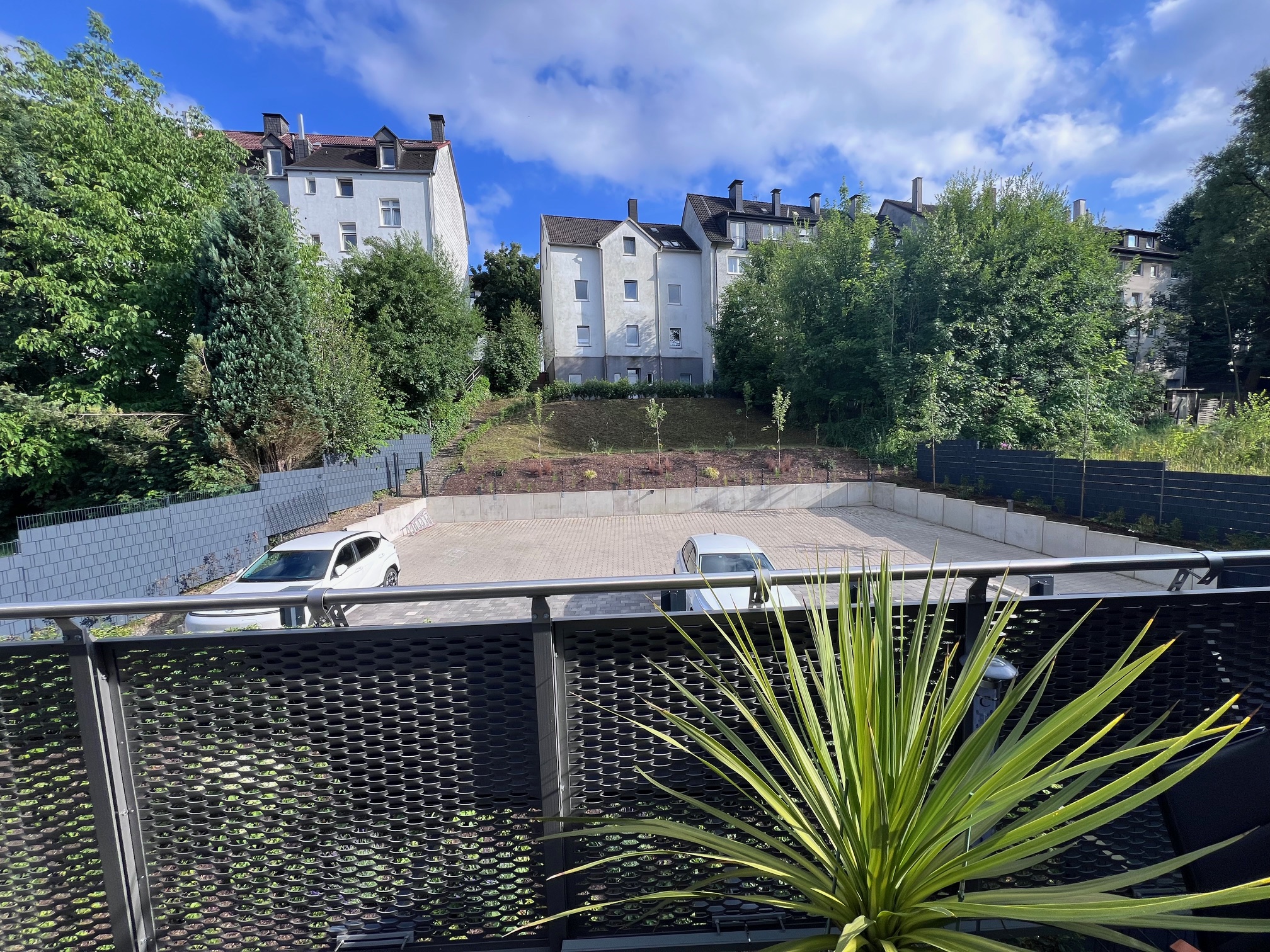 Blick von der Loggia im Sommer auf grüne Umgebung