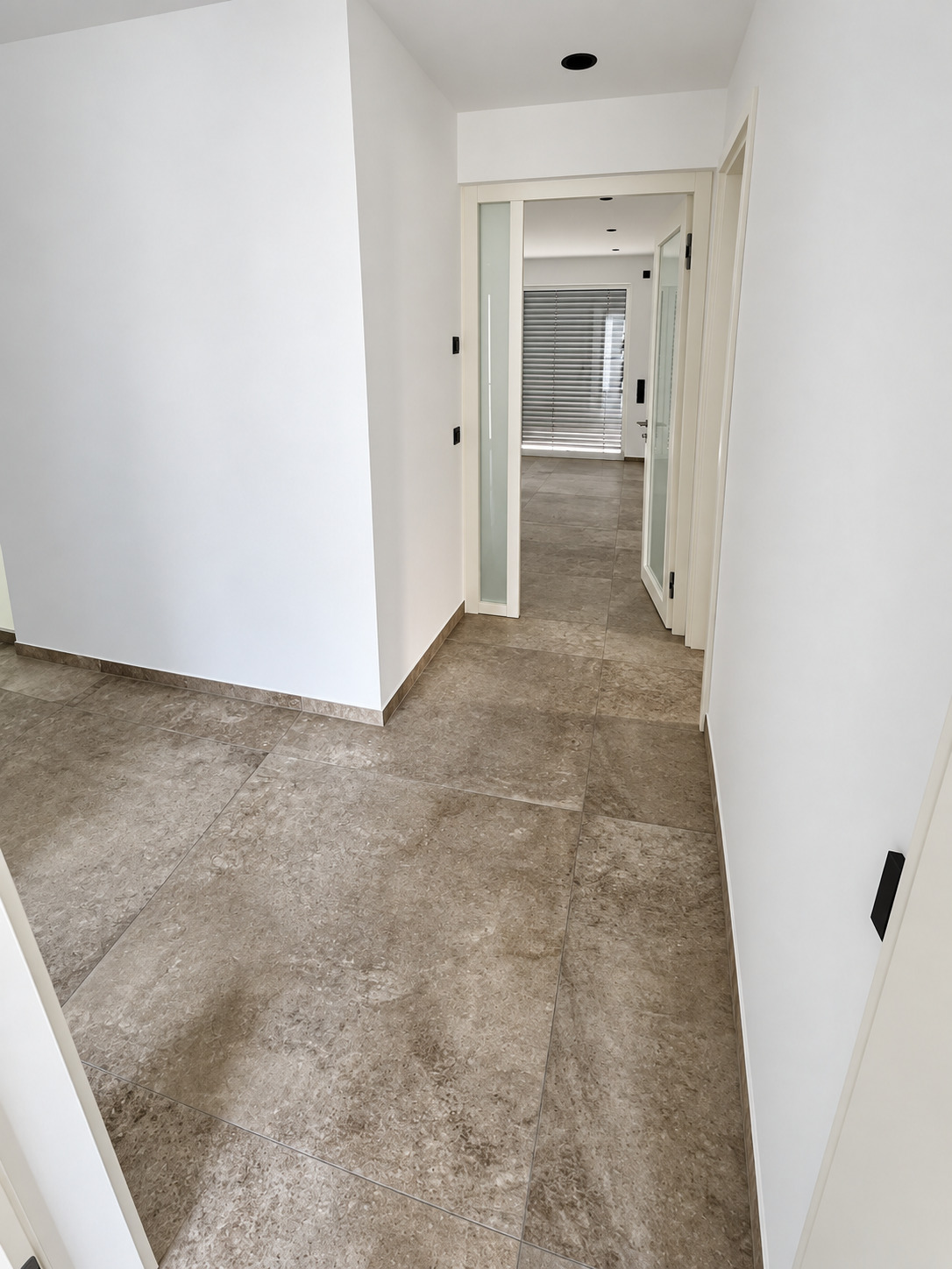 Helle Diele mit Blick Richtung Wohnbereich, frisch renoviert