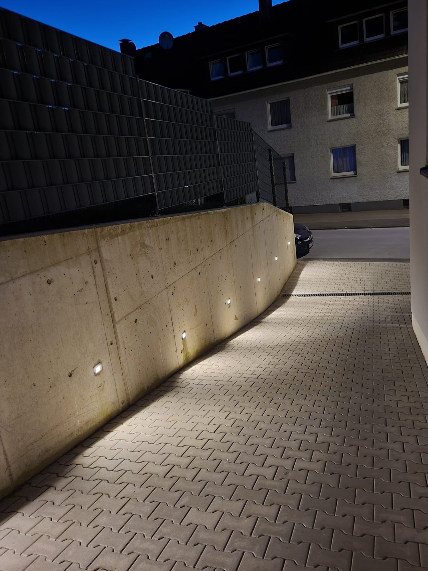 Zufahrt beleuchtet bei Nacht