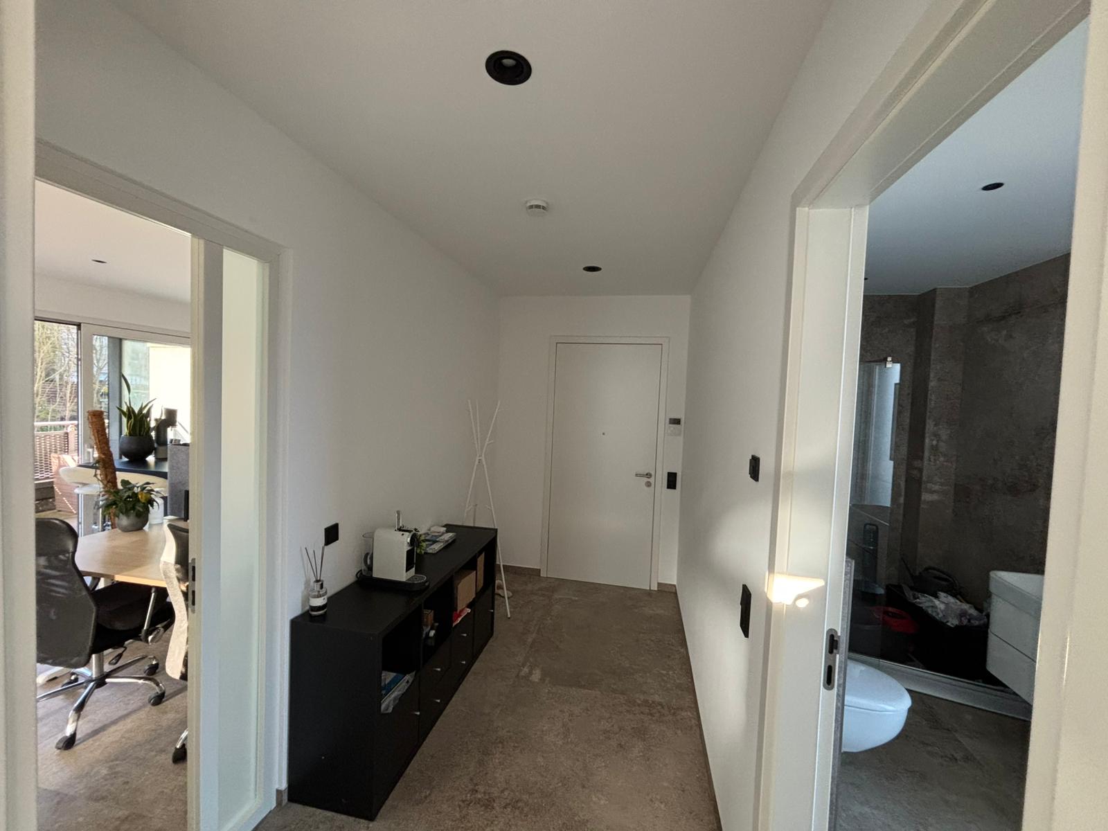 Flur mit Sideboard, Blick zum Bad