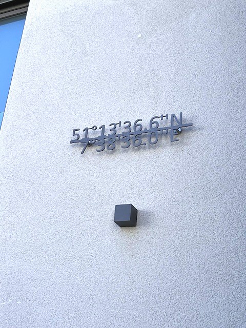 Koordinaten-Schild am Gebäude
