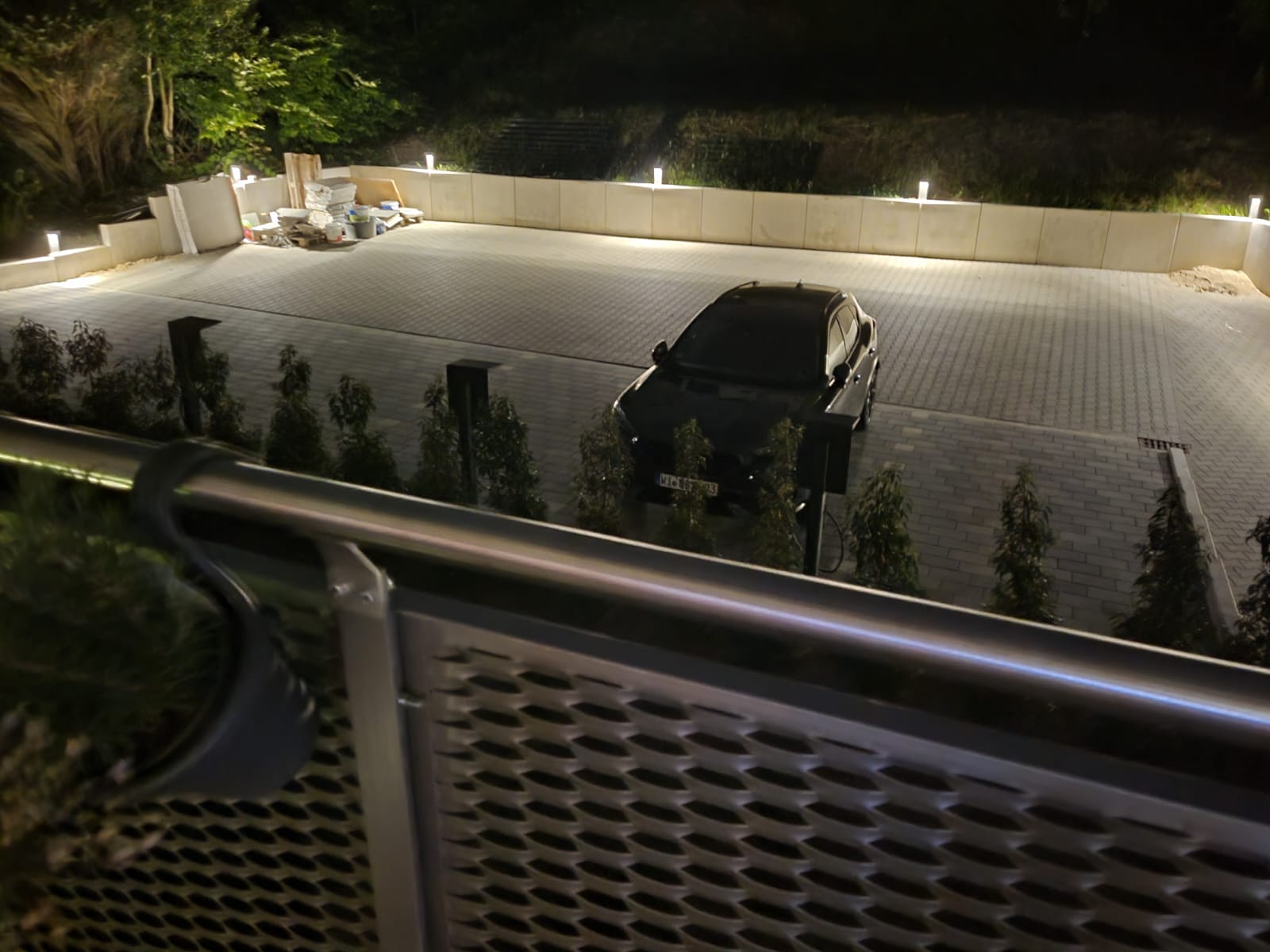 Parkplatz beleuchtet bei Nacht