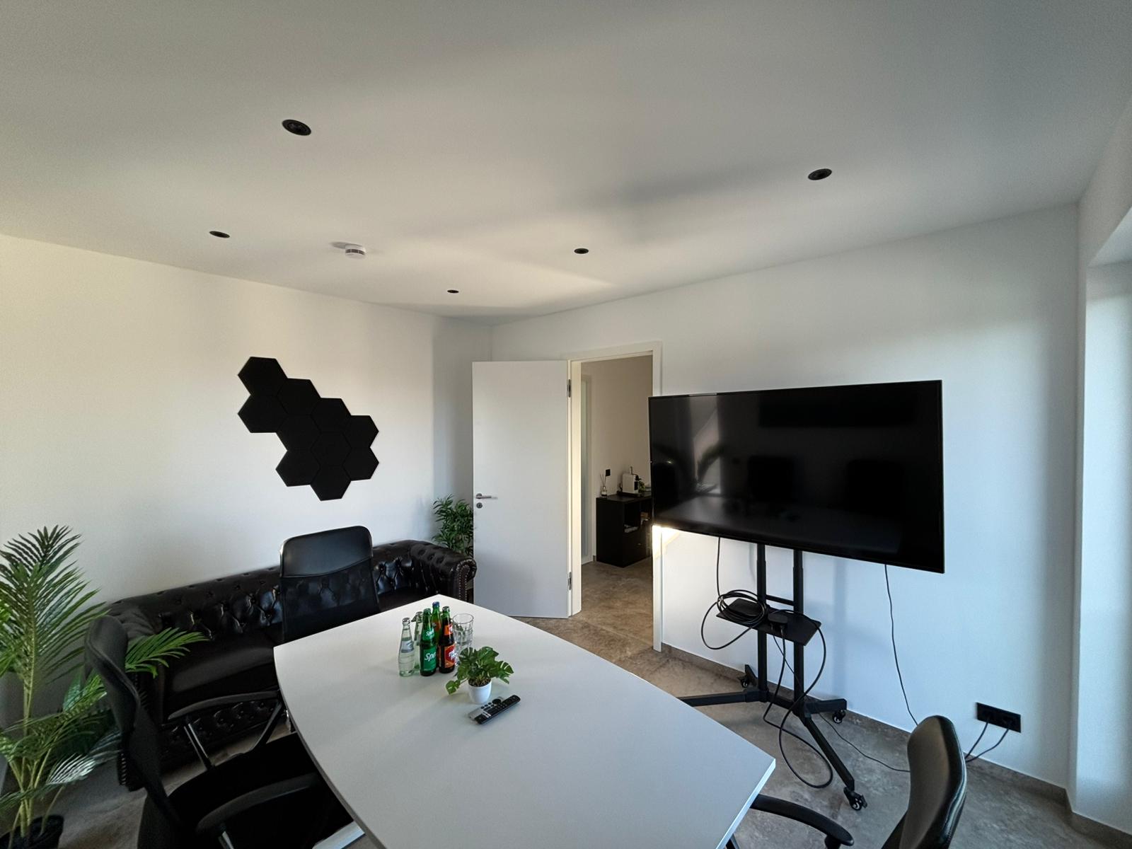 Schlafzimmer mit bodentiefen Fenstern