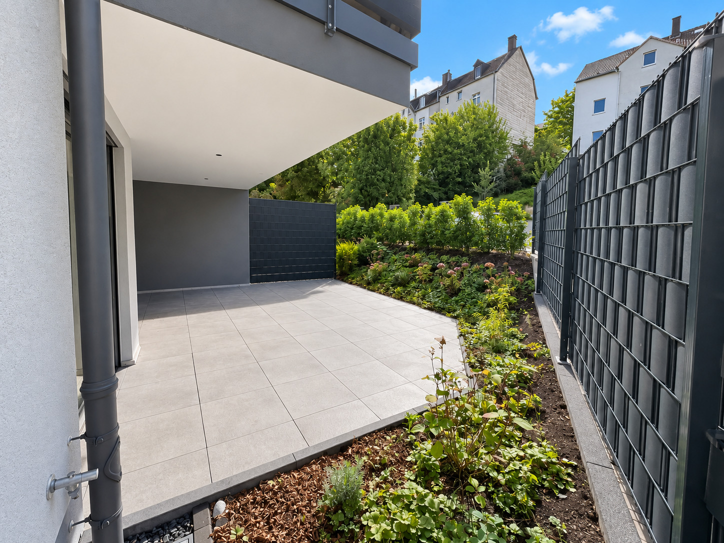 Terrasse mit bepflanztem Abhang und Hortensien