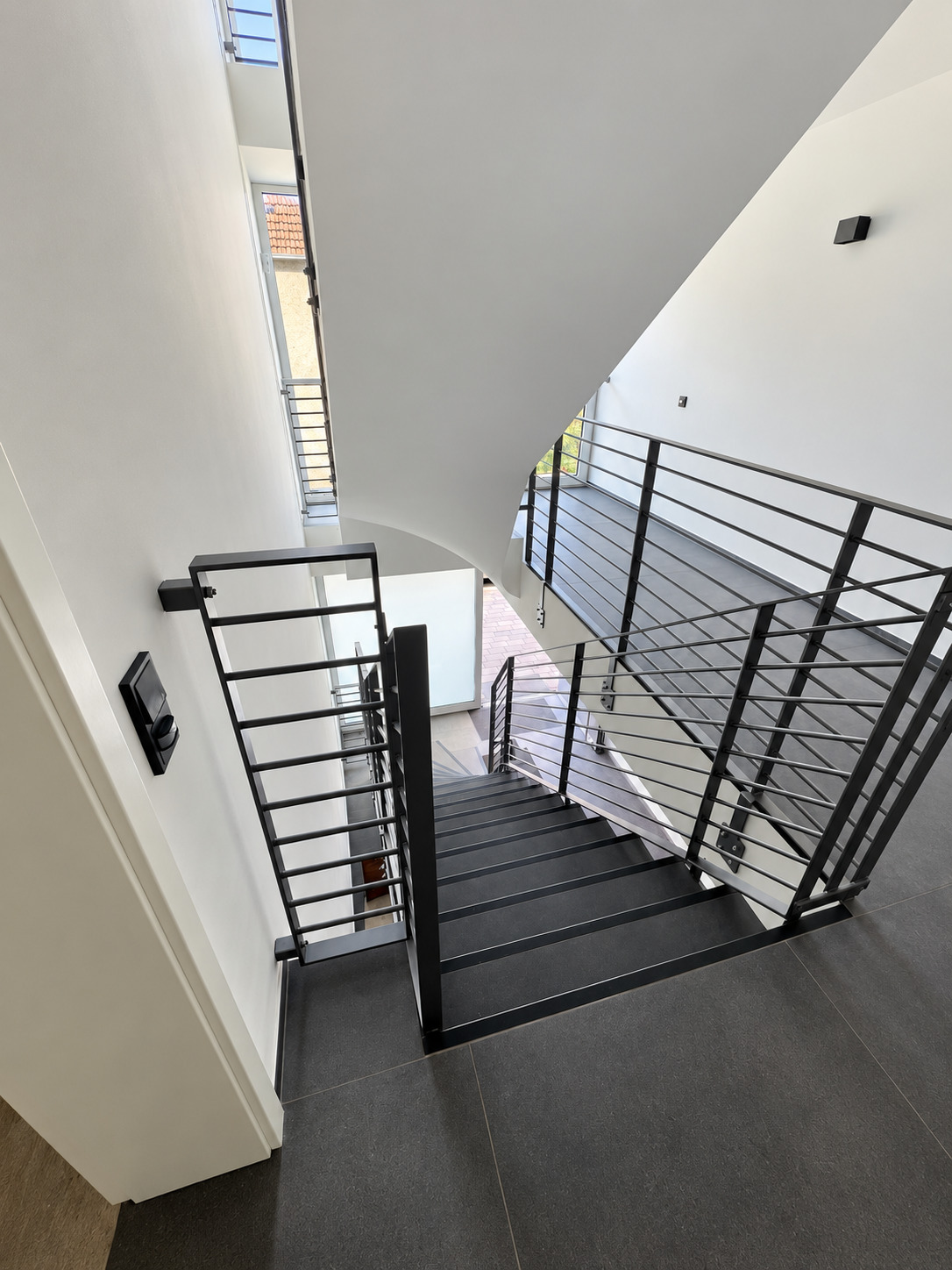 Lichtdurchflutetes Treppenhaus mit freischwebender Treppe