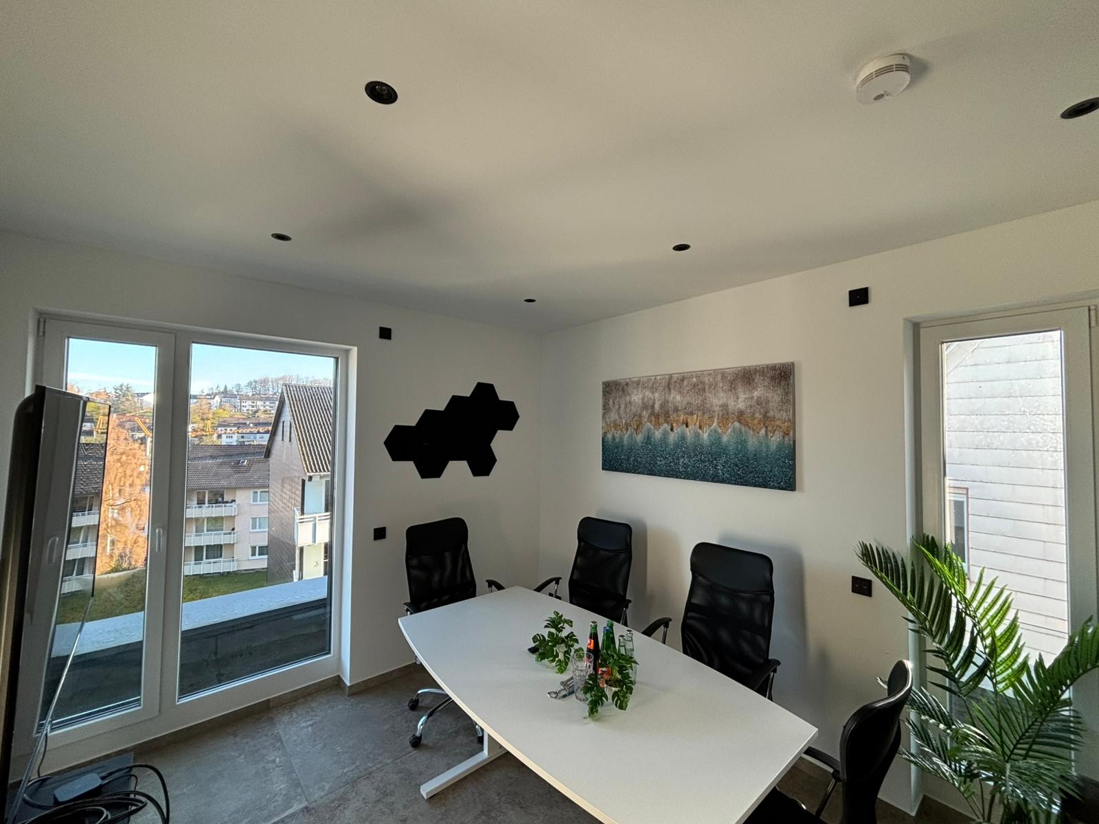 Essbereich mit Downlights und Loggia-Zugang
