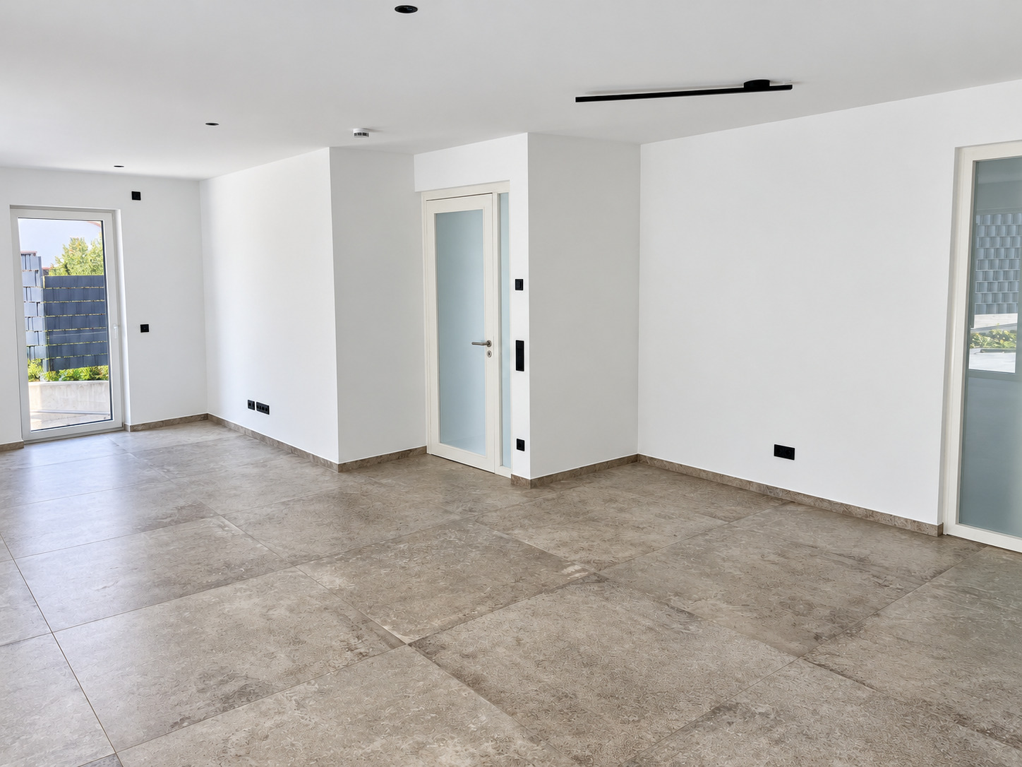Frisch renovierter, unmöblierter Wohnbereich mit Terrassenzugang
